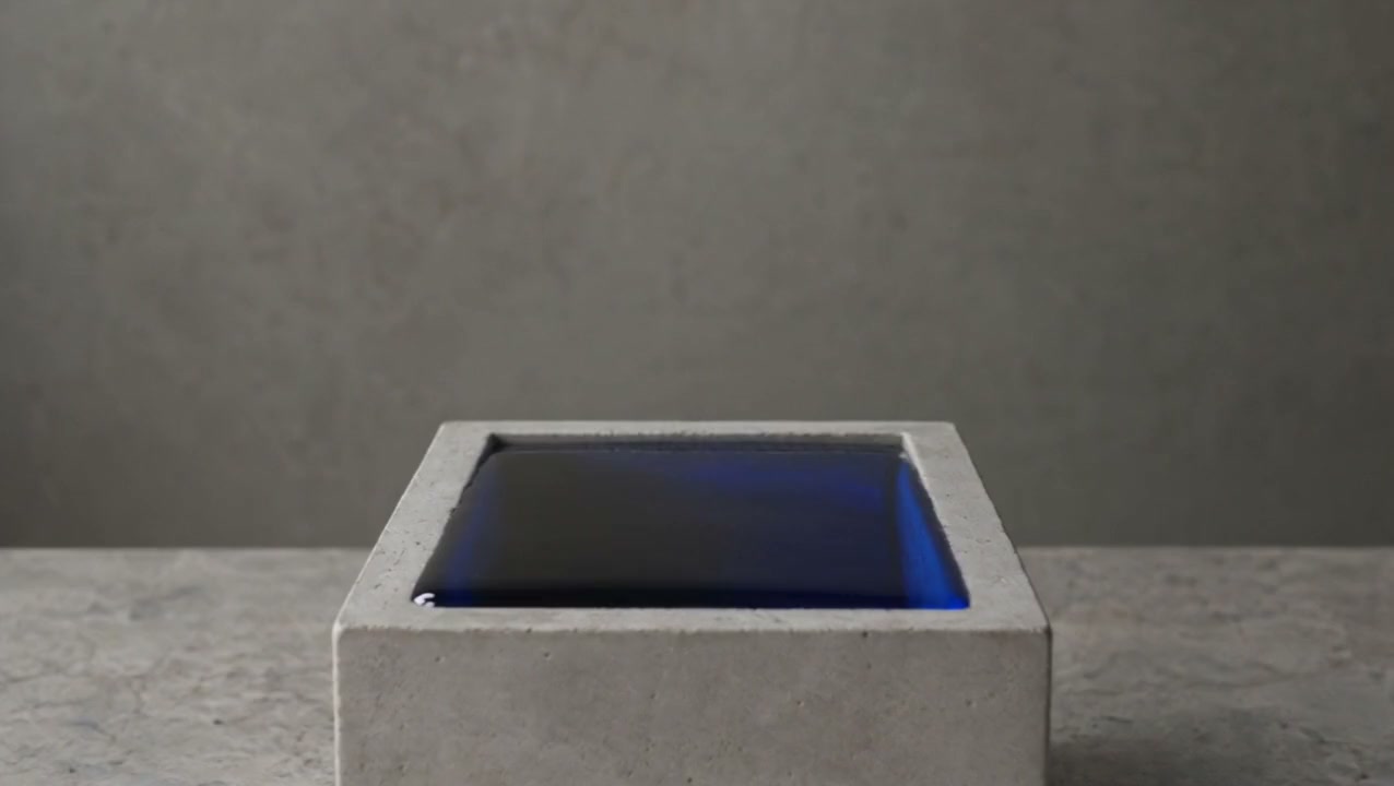 Eine Betonform, randvoll mit glattem, kobaltblauem Glas